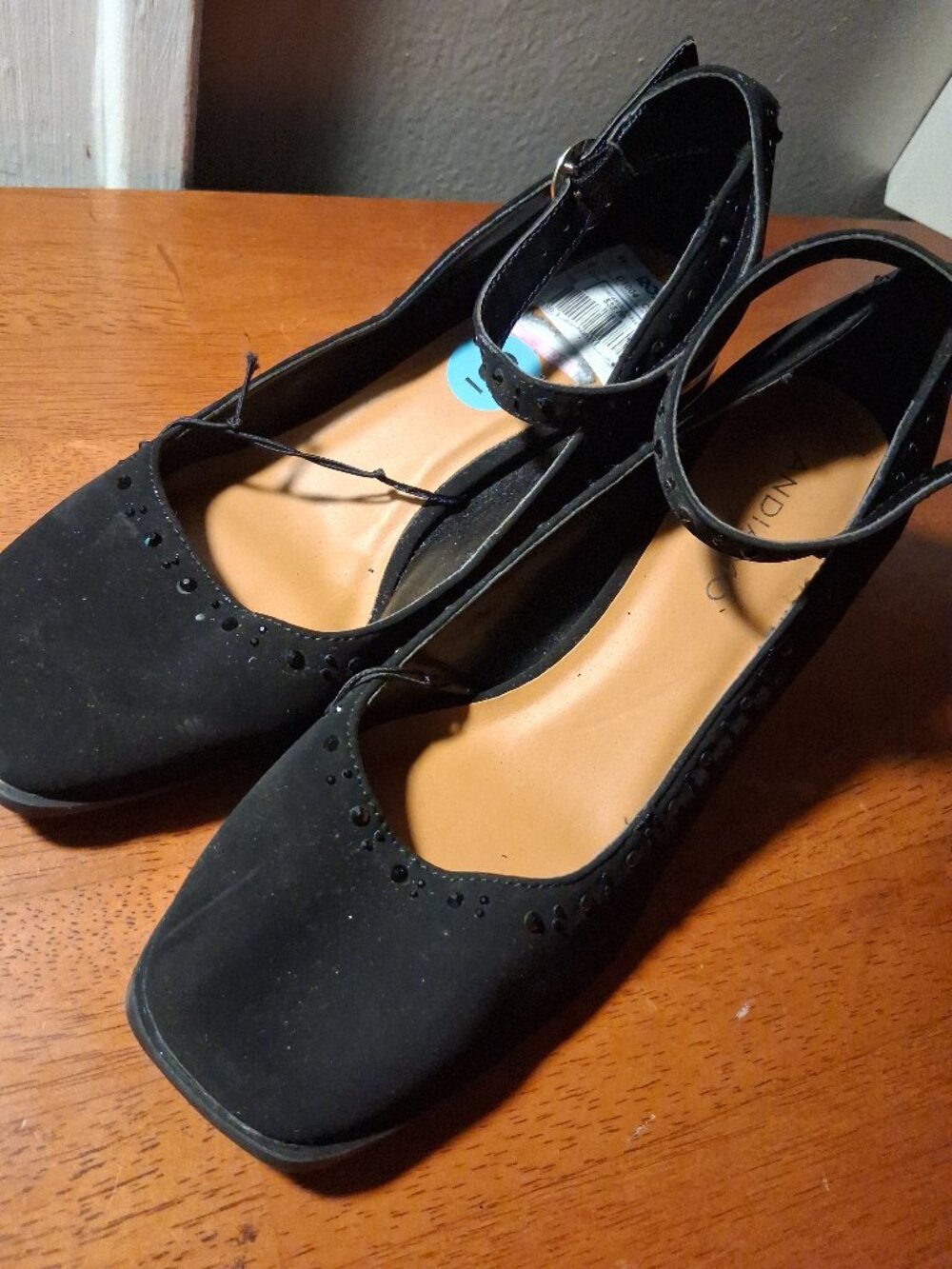 NWT Andiamo sz 6M Black/Gold Trim Dress Shoes Heels Platform